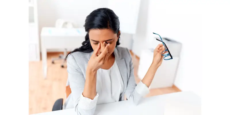 علت سنگینی و خستگی چشم چیست؟