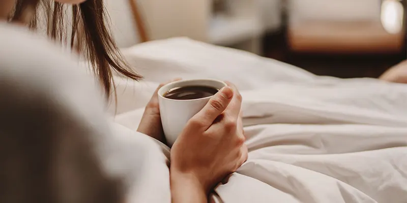 کافئین چگونه بر خواب تاثیر می‌گذارد؟